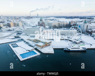 Helsinki, Finnland. Was Sie sehen, ist der Allas Meer Pool Pool, Alle rund um das Jahr und die katajanokka Bezirk hinter ihm öffnen. Stockfoto