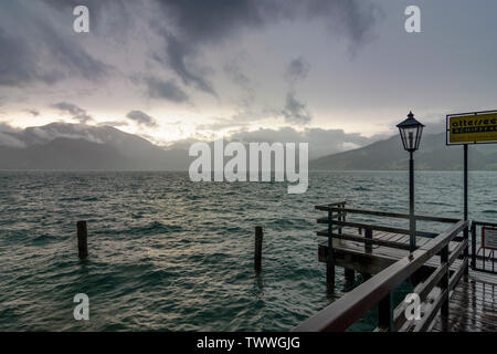 Steinbach am Attersee: Attersee, Regen, Sturm, Bootsanleger im Salzkammergut, Oberösterreich, Oberösterreich, Österreich Stockfoto