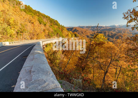 Wunderschöne Herbsttag entlang der Foothills Parkway in trägt Tal im Great Smoky Mountain National Park. Stockfoto