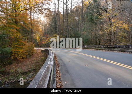 Die Sonne scheint auf einem wunderschönen Herbsttag entlang der Foothills Parkway in trägt Tal im Great Smoky Mountain National Park. Stockfoto