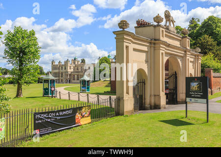 Besucher Eingang Torbogen zu Audley End House und Gärten in der Nähe von Saffron Walden, Essex, England, UK, GB Stockfoto