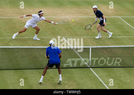 Queens Club, London, Großbritannien. 23. Juni 2019. Die ATP Tennis Turnier Fever-Tree; Mens verdoppelt endgültig; Feliciano Lopez (ESP) und Andy Murray (GBR) in Net gegen Rajeev Ram (USA) und Joe Salisbury (GBR) Credit: Aktion plus Sport/Alamy leben Nachrichten Stockfoto