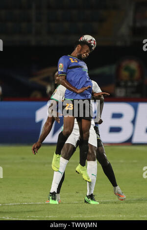 Kairo, Ägypten. 23. Juni 2019. Tansanias Mudathiri Yahya leitet die Kugel während des 2019 Afrika Cup Gruppe C Fußballspiel zwischen Senegal und Tansania am 30. Juni Stadion. Credit: Omar Zoheiry/dpa/Alamy leben Nachrichten Stockfoto