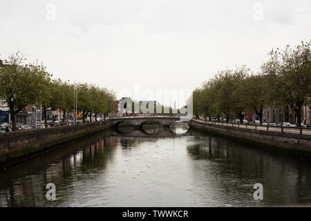 Entlang des Flusses Liffey mit ihren Brücken in Dublin, Irland. Stockfoto