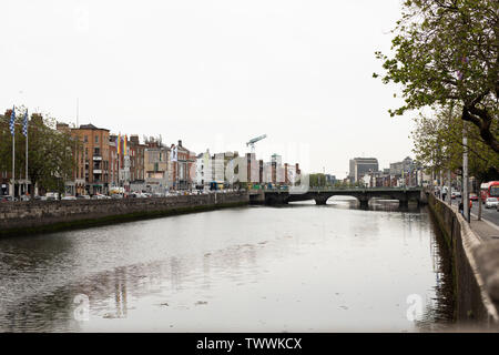 Entlang des Flusses Liffey mit ihren Brücken in Dublin, Irland. Stockfoto