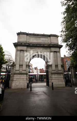 Füsiliere" Arch (auch als Tor der Verräter bekannt) an der Grafton Street Eingang St Stephen's Green, Dublin, Irland. Stockfoto