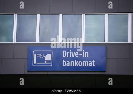 Antrieb in Bankomat (atm) Logo auf dem Geschäft aufbauen. Stockfoto