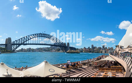 Die Sydney Harbour Bridge von der Oper Bar Terrassen, Bennelong Point, Sydney, Australien Stockfoto