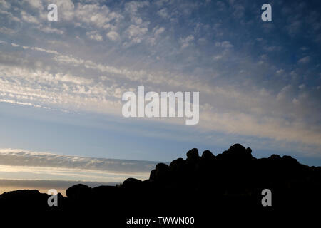 Granitformationen Silhouette bei Sonnenuntergang. In der Provinz Cáceres. Der Extremadura. Spanien. Stockfoto