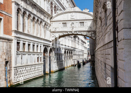 Venedig, Italien - April 2018: Die berühmte Seufzerbrücke am schönen Venedig Kanäle Stockfoto