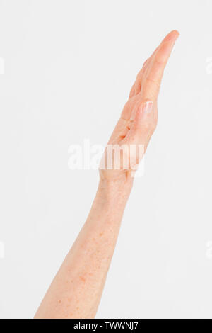 Detail eines 70 Jahre alten Yoga Lehrer in ihrem Studio Utthita parsvakonasana wie die erweiterte Seiten Winkel darstellen, aka Trikonasana Stockfoto