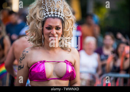 NEW YORK CITY - 25 Juni, 2017: eine transgender drag Performer tragen eine Schönheitskönigin tiara auf großen Haar lächelt von einem Schwimmer in der Gay Pride Parade. Stockfoto