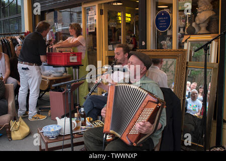 Kostenlose Festival, jährliche Straße Gemeinschaft Musiker spielen im Freien ein second hand shop Crystal Palace in London UK 2019 2010 s HOMER SYKES Stockfoto