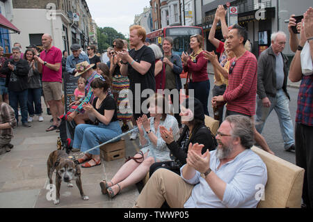 Kostenloses Festival jährliche Straßengemeinde, Einheimische und Publikum klatschen Musiker. Crystal Palace South London 2019 UK 2010s HOMER SYKES Stockfoto