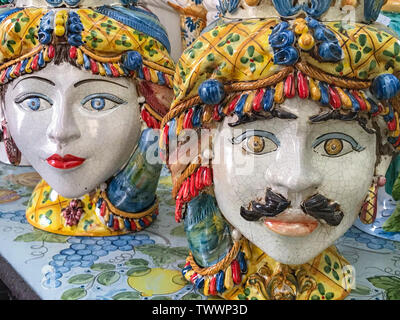 Caltagirone, Italien - 15. März 2018: Keramische Köpfe im Souvenir shop typische von Caltagirone, Sizilien, Italien Stockfoto