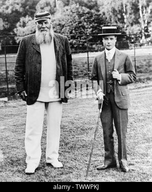 Ein Vintage schwarz-weiß Foto 1911 genommen, in dem die berühmten Englischen Cricketer W. G. Gnade, posiert mit dem Herzog von Windsor, dem späteren König Edward VII. Stockfoto