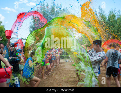 Odesa Rgn. Ukraine, 7. August 2018: Jugendliche in farbigem Wasser im Summer Camp Stockfoto