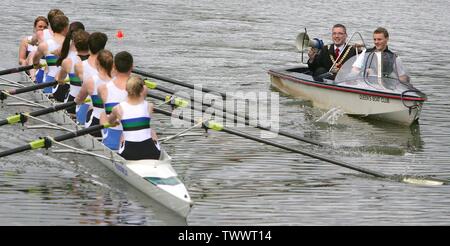 Dateien: Belfast jüngste Oberbürgermeister Stadtrat Niall Ó Donnghaile verbindet der Queen's University Männer Captain Charlie Cunningham, wie sie der Queen's Universität rudernde Mannschaft während der Praxis am Fluss Lagan, Belfast, Nordirland, 8. Juni 2011. In diesem Jahr Ramada Plaza Belfast University Boat Race findet auf dem Fluss Lagan Samstag, 11.Juni, Nehmen und eine alle Irland Affäre mit Crews aus University College Cork und dem Trinity College Dublin Rennen gegen Queen's. Das Boot Rennen jetzt im 8 Jahr ist und ist eine Befestigung in der Irischen Rudern geworden, Stockfoto