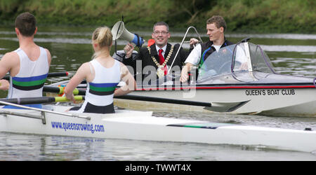 Dateien: Belfast jüngste Oberbürgermeister Stadtrat Niall Ó Donnghaile verbindet der Queen's University Männer Captain Charlie Cunningham, wie sie der Queen's Universität rudernde Mannschaft während der Praxis am Fluss Lagan, Belfast, Nordirland, 8. Juni 2011. In diesem Jahr Ramada Plaza Belfast University Boat Race findet auf dem Fluss Lagan Samstag, 11.Juni, Nehmen und eine alle Irland Affäre mit Crews aus University College Cork und dem Trinity College Dublin Rennen gegen Queen's. Das Boot Rennen jetzt im 8 Jahr ist und ist eine Befestigung in der Irischen Rudern geworden, Stockfoto