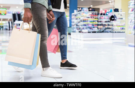 Junge unkenntlich afrikanischen Paar durch die Mall Centre Stockfoto