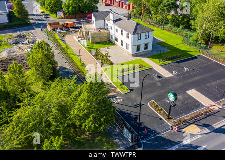 SHEFFIELD, Großbritannien, 20. Juni 2019: Luftaufnahme des neuen Starbucks Fahrt durch in Sheffield City gebaut, South Yorkshire, Großbritannien Stockfoto