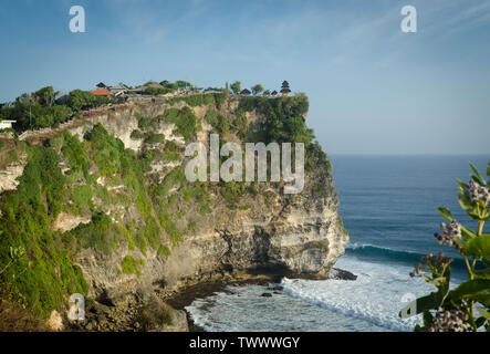 Panoramablick von Pura Luhur Uluwatu Tempel in einem Felsen, Bali, Indonesien. Stockfoto