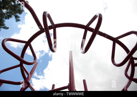 Zu rote Metall Rundstangen auf Kinder Spielplatz im Sommer Stockfoto