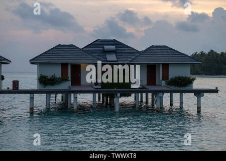 Schöne isoliert Luxus Bungalows am Wasser Malediven in der Blue Green Ocean der Malediven auf dem Sunset Stockfoto