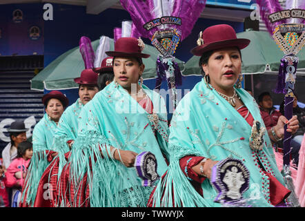 Cholitas tanzen im Gran Poder Festival, La Paz, Bolivien Stockfoto