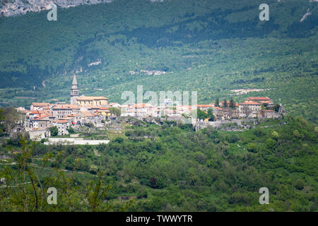 Alte Stadt Buzet mit Kirche der Seligen Jungfrau Maria auf einem Hügel in Iistria, Kroatien Stockfoto