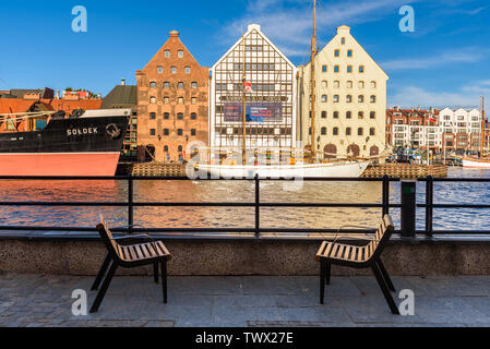 Danzig, Polen - 22. Juni 2019: Bänke an der Promenade mit Blick auf die Mottlau in der Altstadt von Danzig Stockfoto