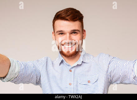 Freundliche Mann mit Kamera und Aufnahme selfie Stockfoto
