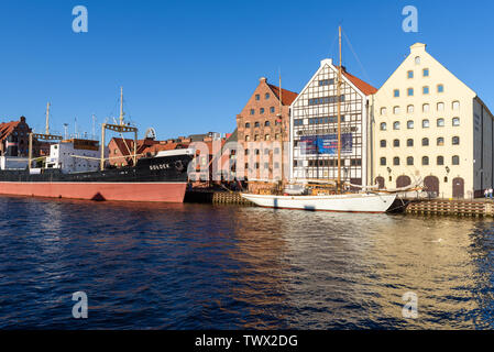 Danzig, Polen - 22. Juni 2019: Museum Ship Soldek und National Maritime Museum am Fluss Mottlau und Insel Olowianka im historischen Stockfoto