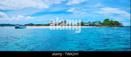 Panorama der weißen Sandstrand von Khai Nok Insel. Touristen kommen hier vom frühen Morgen, Sonnenbaden, Schwimmen, Schnorcheln und Entspannen in Loca Stockfoto