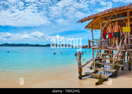 PHUKET, Thailand - 1. Mai 2019: Die hölzernen Stelzen Hütte am Strand von Khai Nai Island mit Cafe und schattigen Terrasse für die Touristen, die am 1. Mai auf Phuket Stockfoto