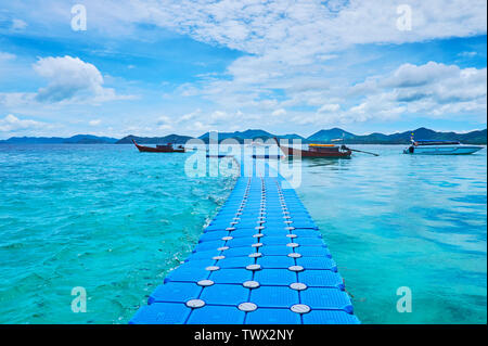 Die pontoon Bridge auf der Khai Nai Island mit angelegten Long-tail Boote von den beiden Seiten, Phuket, Thailand Stockfoto