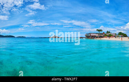 PHUKET, Thailand - Mai 1, 2019: Khai Nai Island verfügt über luxuriöse Sandstrände mit klaren smaragdgrünen Wasser, idyllische Landschaften und Korallenfische des lokalen Stockfoto