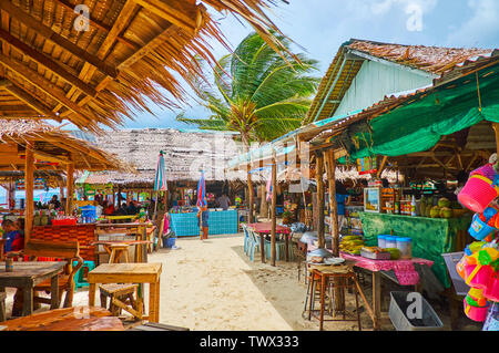 PHUKET, Thailand - Mai 1, 2019: der Strand Bar oder Lounge Cafe auf kleinen sandigen Khai Nai Island Wählen und genießen Sie erfrischende Getränke oder traditionelle Thailändische cui Stockfoto