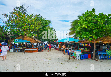 PHUKET, Thailand - 1. Mai 2019: Die Touristen im Lebensmittelmarkt von Khai Nok Insel mit vielen kleinen Ständen, mit frischen Meeresfrüchten, Snacks, kühle Getränke und Stockfoto