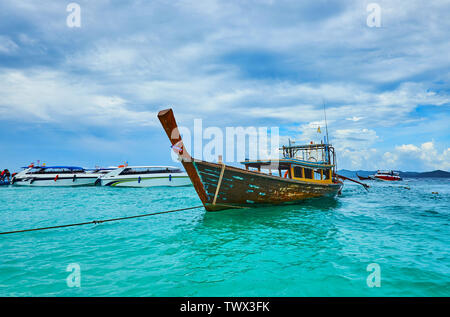 Die longtail Boot, Hüpfenden am smaragdgrünen Wasser der Andaman See am Ufer des Khai Nok Insel, Phuket, Thailand Stockfoto