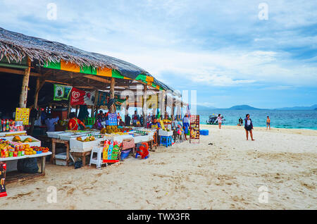 PHUKET, Thailand - 1. Mai 2019: Die Linie der Marktstände mit frischem Obst, Snacks und kühle Getränke, Touristen anzuziehen, ruht auf den Strand von Khai Stockfoto