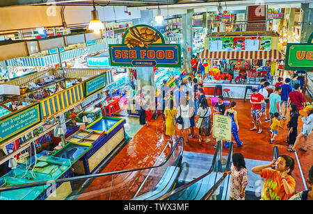 PATONG BEACH, THAILAND - Mai 1, 2019: Die Fische Ecke Banzaan frische Markt - eines der beliebtesten Phuket Basare, in Patong Beach Resort befindet sich auf der M Stockfoto