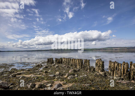 Wellenbrecher auf den Moray Firth und Ardersier, Highlands, Schottland, UK Stockfoto