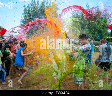 Odesa Rgn. Ukraine, 7. August 2018: Jugendliche in farbigem Wasser im Summer Camp Stockfoto