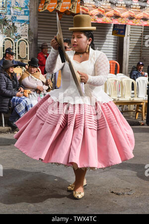 Cholitas tanzen im Gran Poder Festival, La Paz, Bolivien Stockfoto