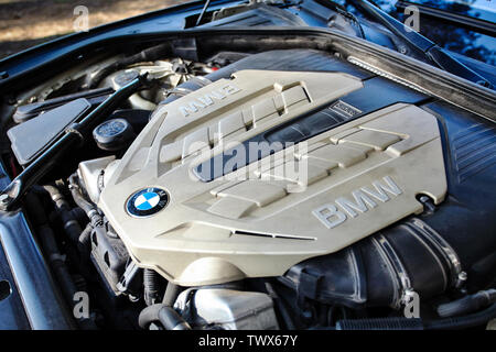 Grodno, Weißrussland, 16. Mai 2013: Moderner Luxus BMW 750Li XDrive Twin Turbo Motor mit geöffneter Motorhaube. Stockfoto