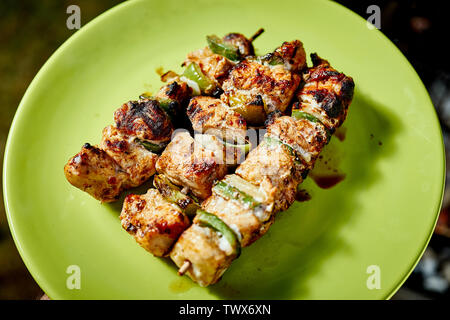 Saftig gegrillte Hähnchen Spieße auf grüne Platte im Sommer Tag Stockfoto