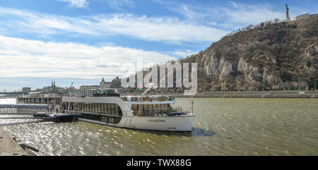 BUDAPEST, Ungarn - März 2018: River Cruise Boot "Amareina' auf der Donau in Budapest Anker. Im Hintergrund ist Gellert Hill Stockfoto