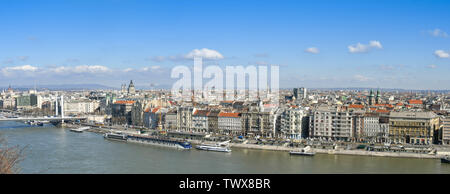 BUDAPEST, Ungarn - März 2018: Panoramablick Boote auf der Donau und der Elisabeth Brücke in Budapest mit der Stadt im Hintergrund. Stockfoto