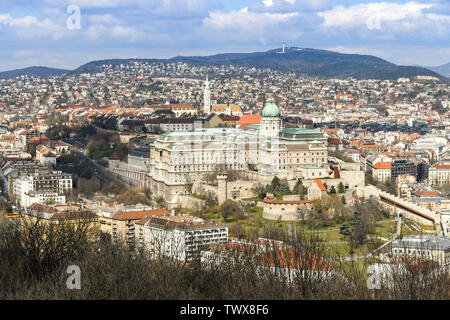 BUDAPEST, Ungarn - März 2018: Luftaufnahme der Budaer Burg, die auf einem Hügel über der Stadt Budapest sitzt Stockfoto